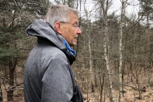 Bert Visser loopt door de bossen tijdens de herfst.