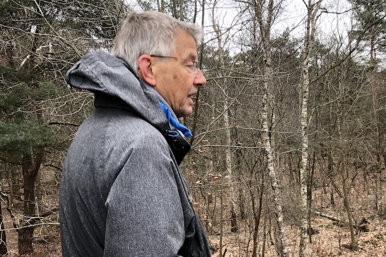 Bert Visser loopt door de bossen tijdens de herfst.