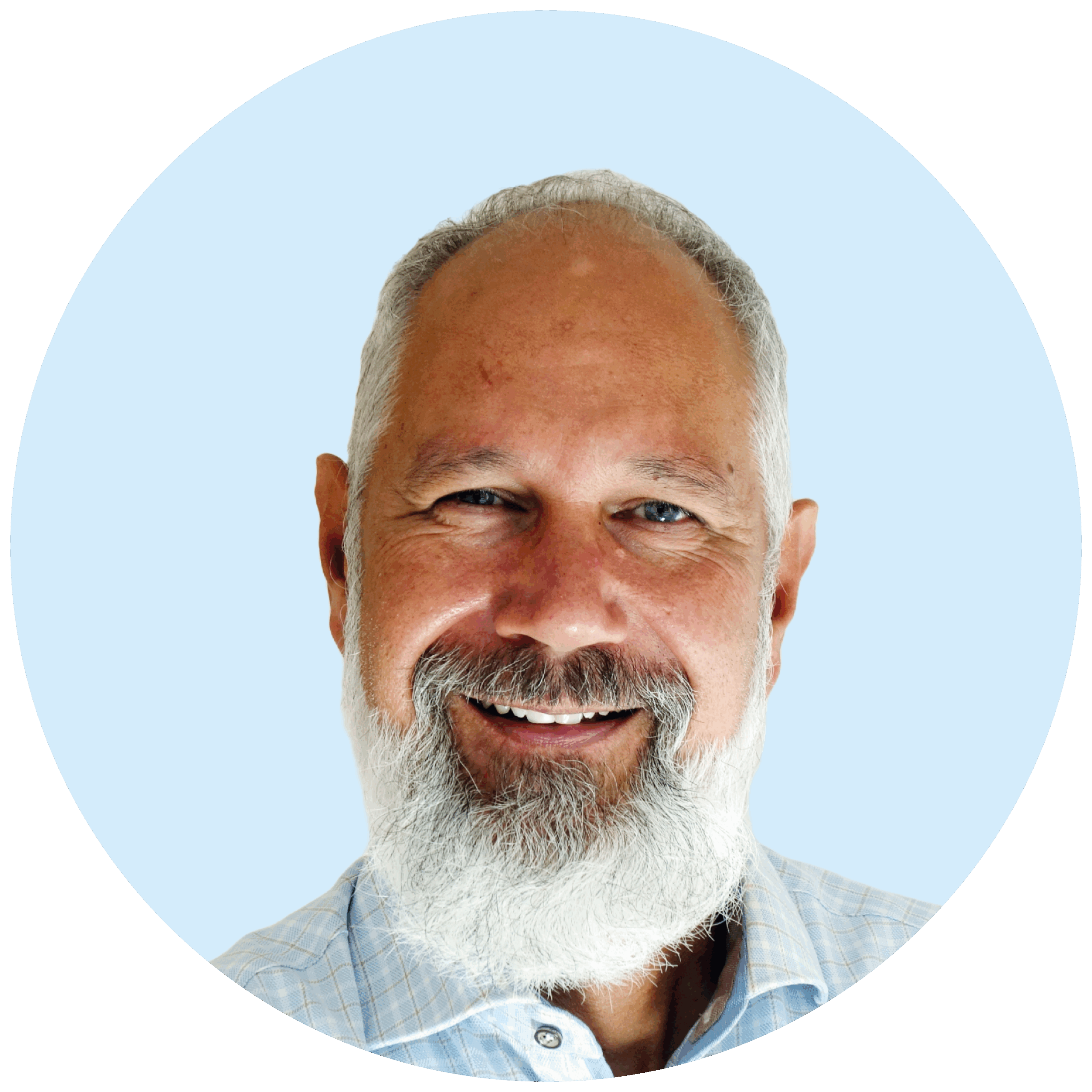 Portretfoto van Buurkracht relatiemanager Raymond, van schouders tot boven, genomen voor een lichtblauwe achtergrond.