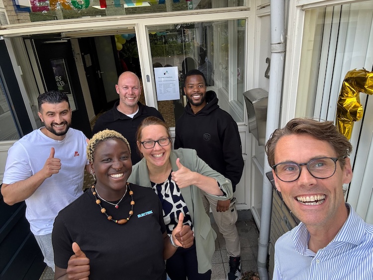 Elke Slagt en Roel Woudstra poseren samen met jongeren die in Rozenburg een initiatief zijn gestart.