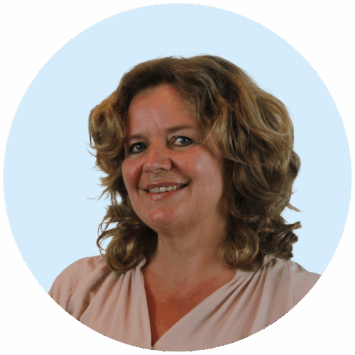 Portretfoto van Buurkracht buurtbegeleider Simone de Wijn, van schouders tot boven, genomen voor een lichtblauwe achtergrond.